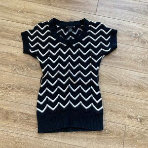 Deb Black & White sweater Size Small